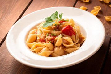 Piatto di deliziosa pasta con tonno e pomodorini , cibo italiano 