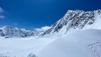 Obraz premium Altai mountains, blue sky and white clouds. Beautiful snowy mountain winter landscape. Climbing Mount Belukha.