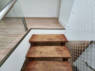 escada de madeira dentro de casa