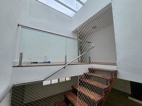 escada de madeira dentro de casa