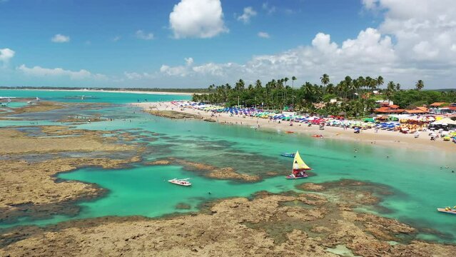 Praia de Porto de Galinhas Vista de Cima com drone 4k - Ipojuca - Pernambuco - Brasil - Jangadas Coloridas