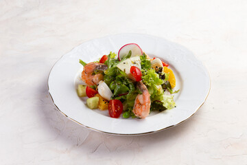 Salad with shrimps and tomatoes.