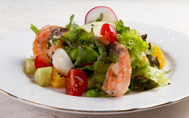 Salad with shrimps and tomatoes.