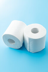 青背景にトイレットペーパー