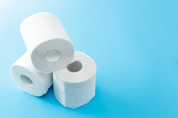 青背景にトイレットペーパー