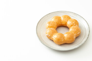 白背景に美味しそうなドーナツ