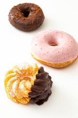 白背景のドーナツ