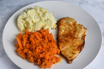 thin chicken breast  with mashed potatos and carrots