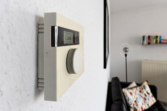 wall mounted digital indoor thermostat at 20°C