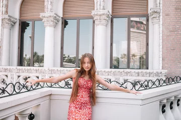 Papier Peint photo Lavable Las Vegas Beautiful young girl background the famous hotel in Las Vegas, standing in the busy city. Famous tourist attraction in USA on vacation in Las Vegas.
