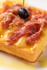 Waffle con jamón closeup 2