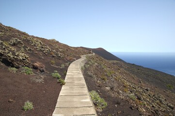 Wanderweg auf La Palma durch Vulkangestein