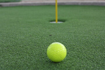 Minigolf Ball vor Loch