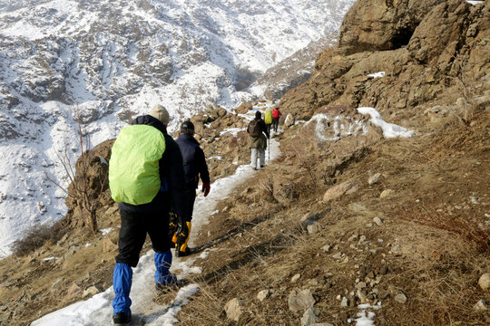 A view of the climbing route from Darband to Tochal peak can be seen in the early hours of the morning. Mountaineers are walking on this path.