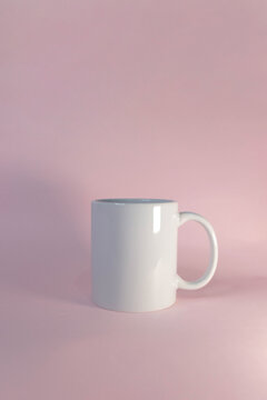 White coffee mug - de pocillo de cer&aacute;mica color blanco de fondo rosa 