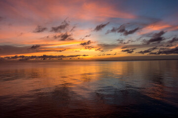 Fototapeta na wymiar Amanecer en Tintipan sobre el mar caribe