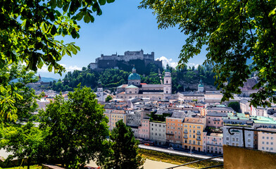 Blick auf die Altstadt von Salzburg mit Dom und Festung Hohensalzburg, Österreich