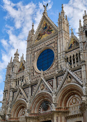 Fototapeta na wymiar Foto scattata nel centro storico di Siena al famoso Duomo.
