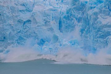 Obraz premium View of the beautiful Perito Moreno Glacier and a block of ice dropping from the glacier - El Calafate, Argentina