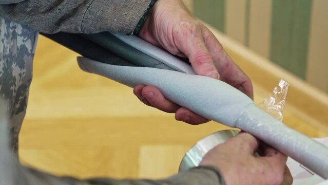 Twisting the tubes and wire the route of the split system with adhesive tape.