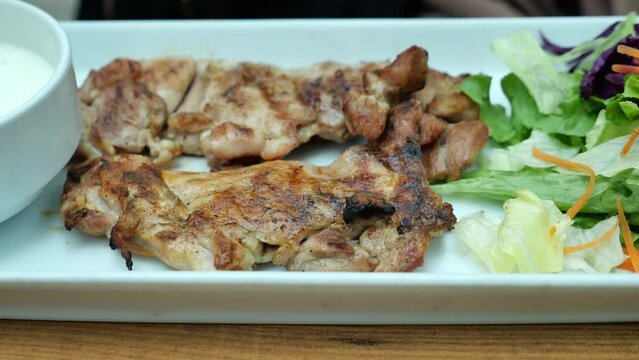 vegetable salad with grilled chicken 