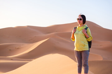 サハラ砂漠を観光する女性