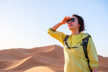 サハラ砂漠を観光する女性