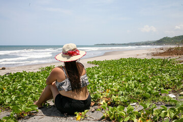 Woman enjoying her visit to the beaches of El Salvador - obrazy, fototapety, plakaty
