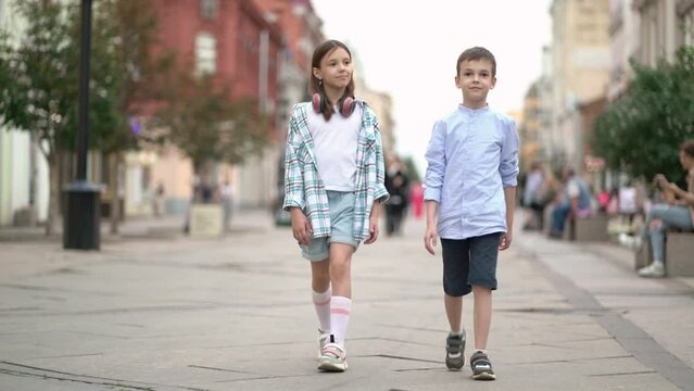 Children walking along the city street.