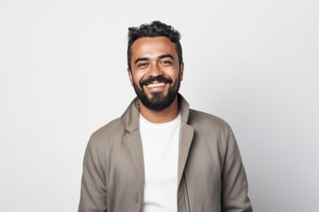 Obraz premium Portrait of a happy bearded man looking at camera over white background