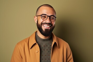 Obraz premium Portrait of a happy african american man wearing coat and glasses