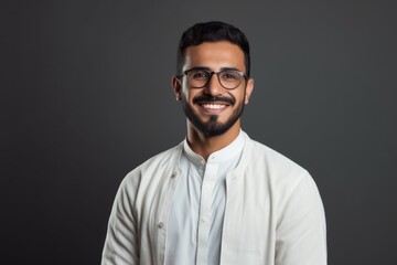 Obraz premium Portrait of a smiling indian young man in eyeglasses
