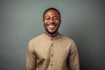 Obraz premium happy african american man smiling at camera isolated on grey background