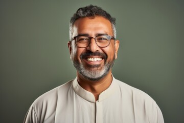 Obraz premium Portrait of a smiling Indian man wearing glasses and white shirt.