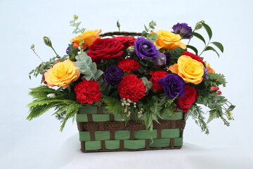 Fototapeta na wymiar Bouquets are arranged in baskets. and beautiful pots as a gift