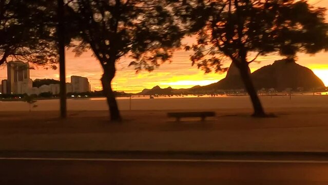 Um amanhecer no outono, Rio de janeiro, com passagem de carro com vista do pao de a&ccedil;ucar