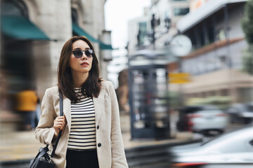 Obraz premium woman walking on the street