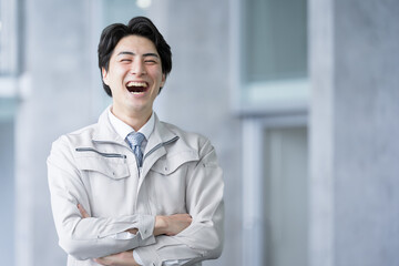 大笑いする笑顔の素敵なアジア系（日本人）作業員