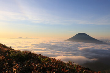 ニセコアンヌプリ山頂からの朝日