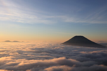 ニセコアンヌプリ山頂からの朝日