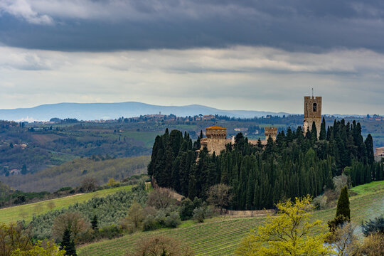 Die sch&ouml;ne Italienische Stadt Voltera in der Toskana mit Weitblick in die Natur