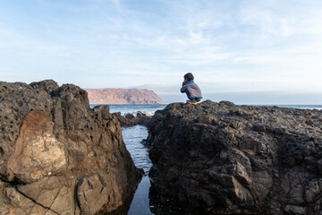 Obraz premium boy watching the waves on La Lisera beach
