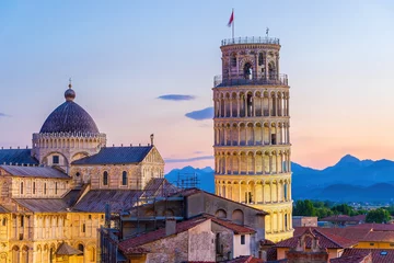 Zelfklevend Fotobehang De scheve toren The famous Leaning Tower in Pisa, Italy