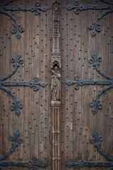 Historische Holztür mit Beschlägen und Schnitzerei aus dem Mittelalter