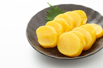 白背景にたくあん漬け