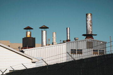 Obraz premium Industrial building with smokestacks and chimneys