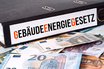 Euro Geldscheine und ein Ordner Gebäudeenergiegesetz