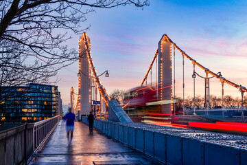 Chelsea Bridge is a bridge over the River Thames in west London, connecting Chelsea on the north bank to Battersea on the south bank, and split between the City of Westminster, the London Borough of W - obrazy, fototapety, plakaty