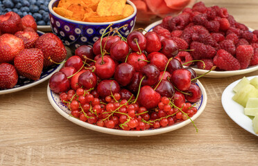 Słodka zdrowa impreza owocowa czereśnie porzeczki i truskawki
