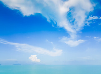 Fototapeta na wymiar Blue sky with white cloud over turquise sea, scenic tropical seascape.